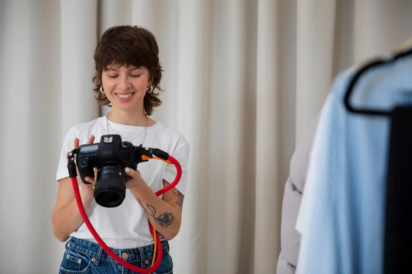 Средний план женщины, работающей фотографом.