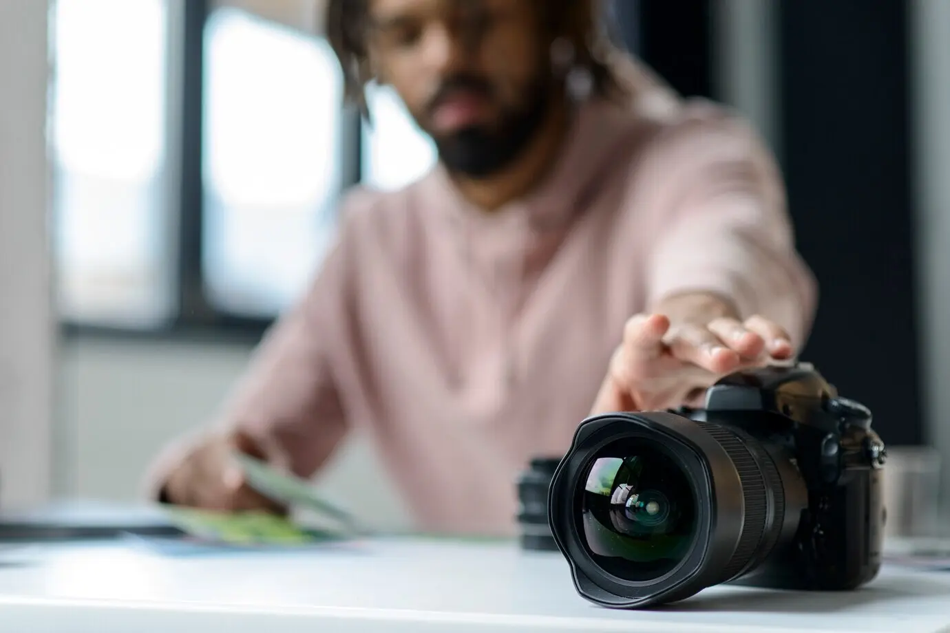 Крупный план мужчины с профессиональной камерой.