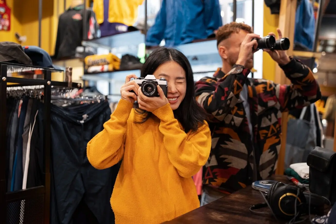 Средний план: люди рассматривают старые предметы.